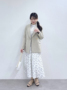 テーラードジャケットを使った「花柄スカート」の人気ファッション