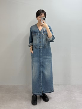 ノーカラーデニムワンピースを使った人気ファッションコーディネート