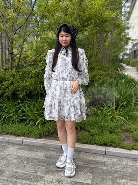 プリントフリルシフォンミニワンピースを使った人気ファッション