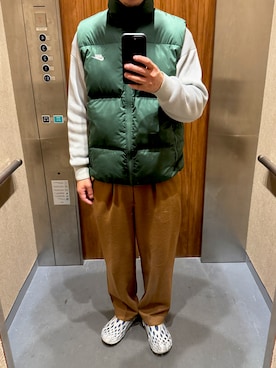 NIKEのダウンベスト（グリーン系）を使った人気ファッション