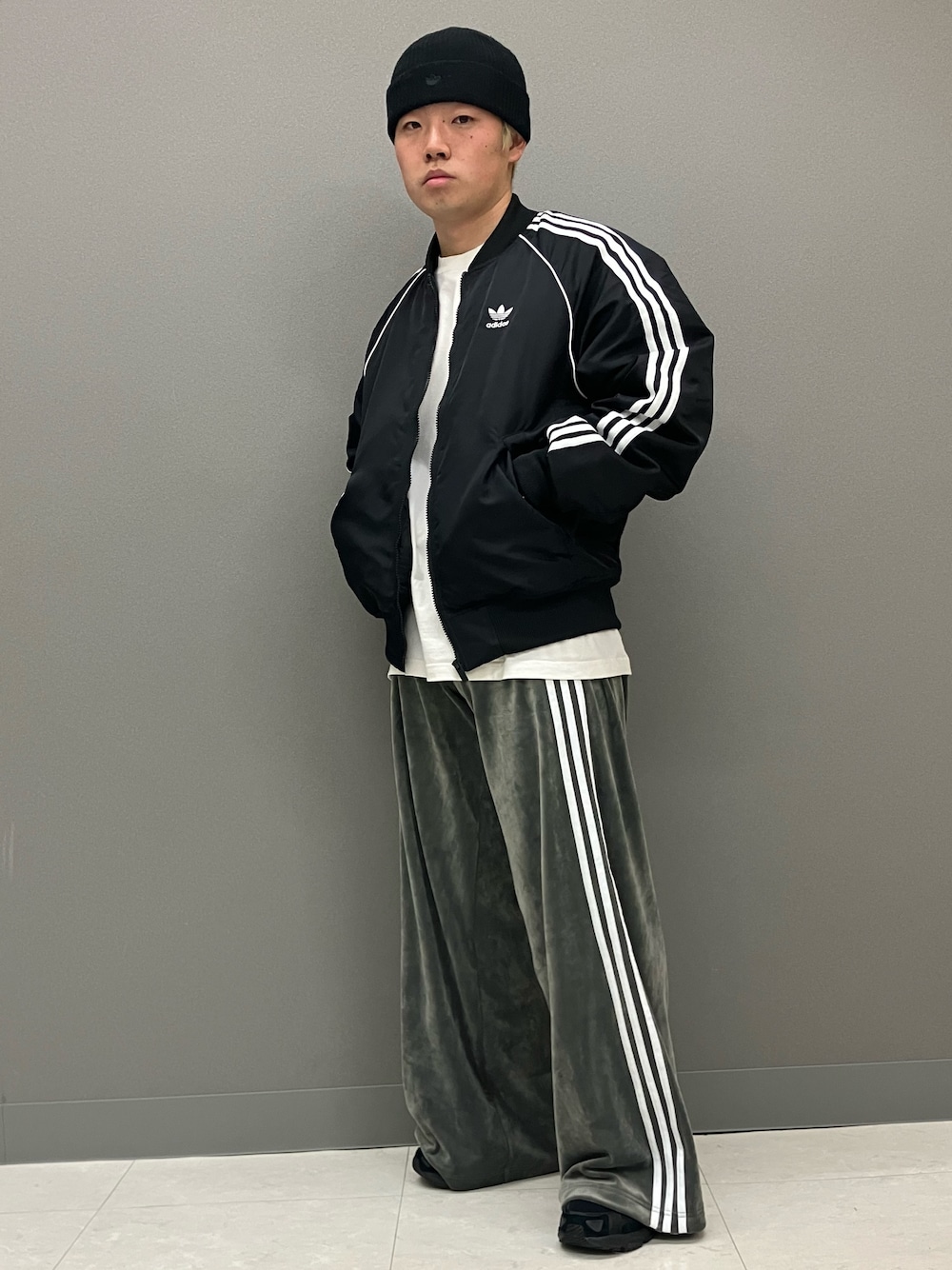 adidas（アディダス）の「ベルベット ルーズ トラックパンツ