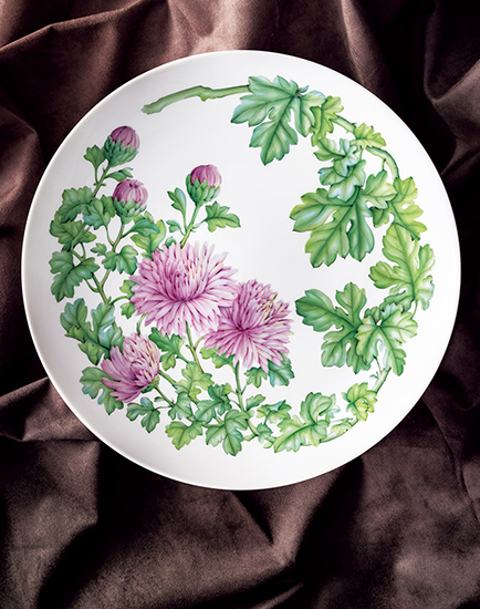 石井逸郎さんが描く「花の食器」と暮らす。日々を彩る唯一無二の作品を