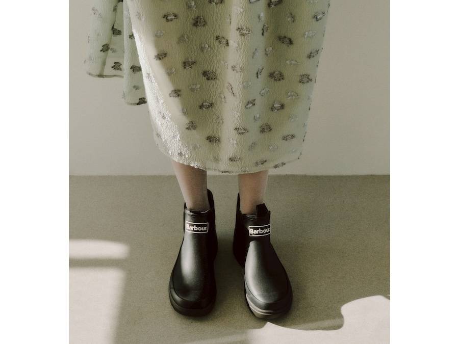 雨の日も気分は軽やかに♪ emmi×Barbourの別注レインブーツ登場 | ヨガ