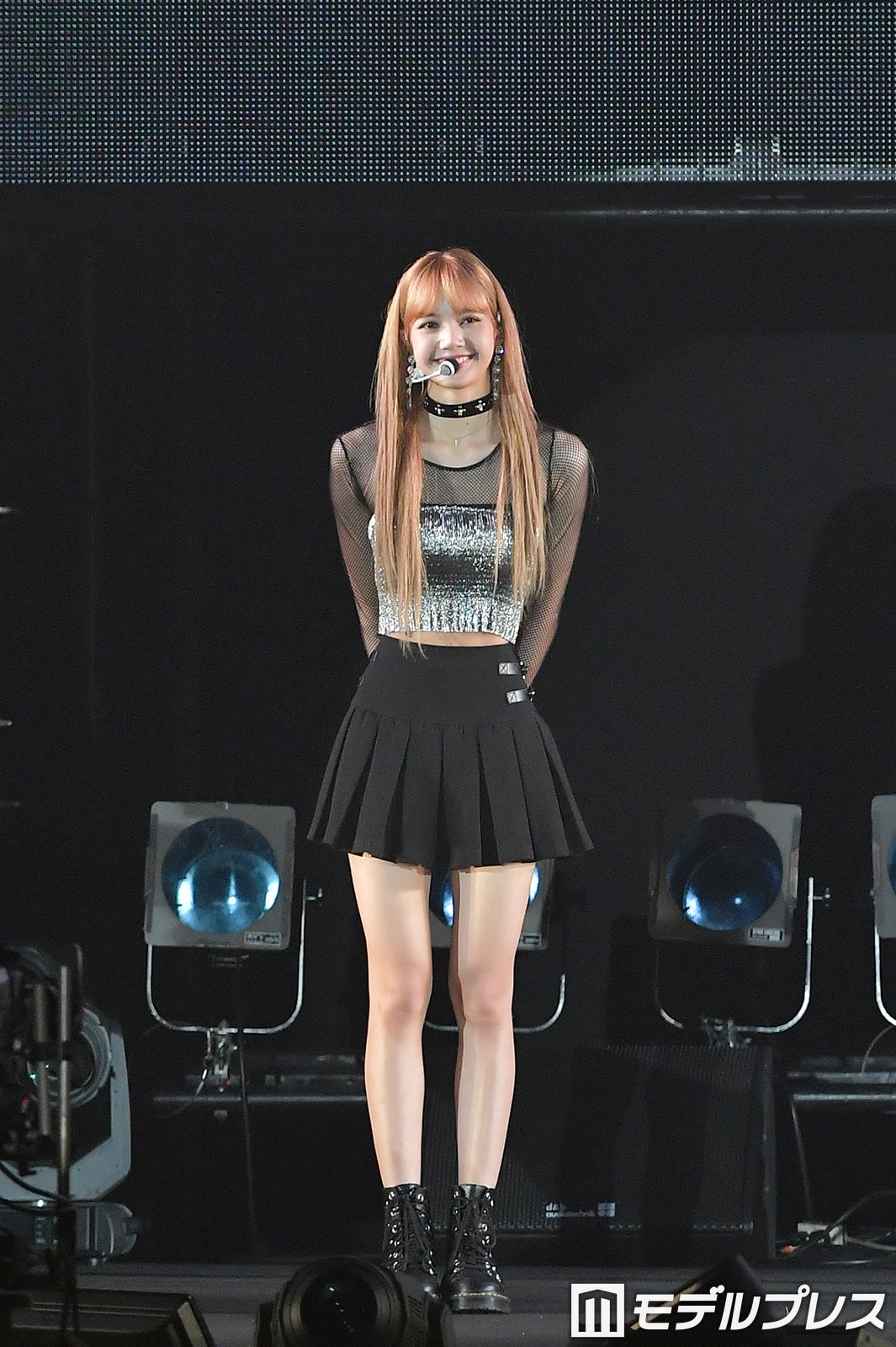 BLACKPINKリサ、素肌際立つ大胆切り込みデザイン衣装に反響「服どう