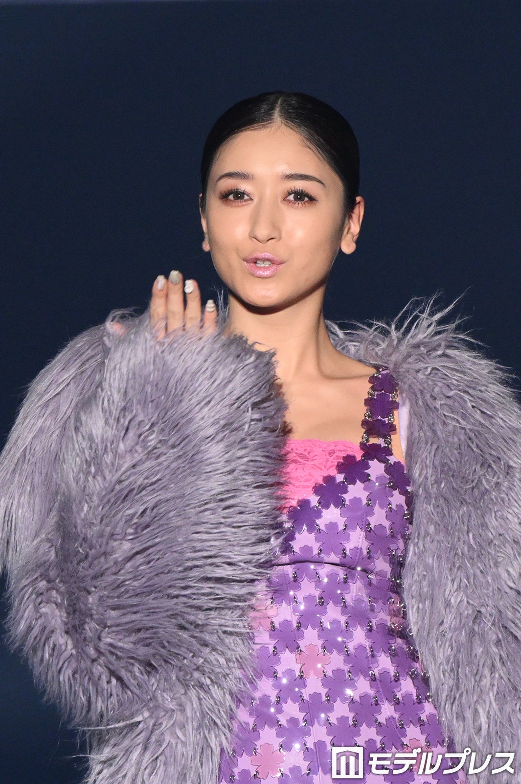 静岡生まれ・みちょぱ、紫ドレス×ファーコートで女王級オーラ 圧巻美脚