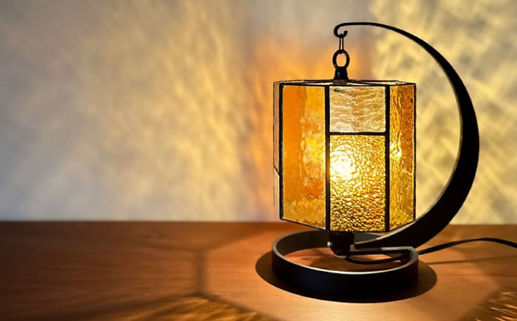 Nijiiro Lamp のステンドグラスのテーブルランプ サークルクリア