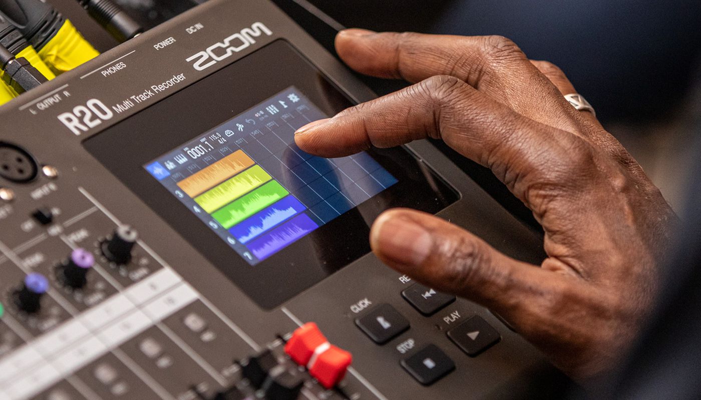 ZOOM R20 | シンセ音源も搭載！新世代のマルチトラックレコーダー（MTR
