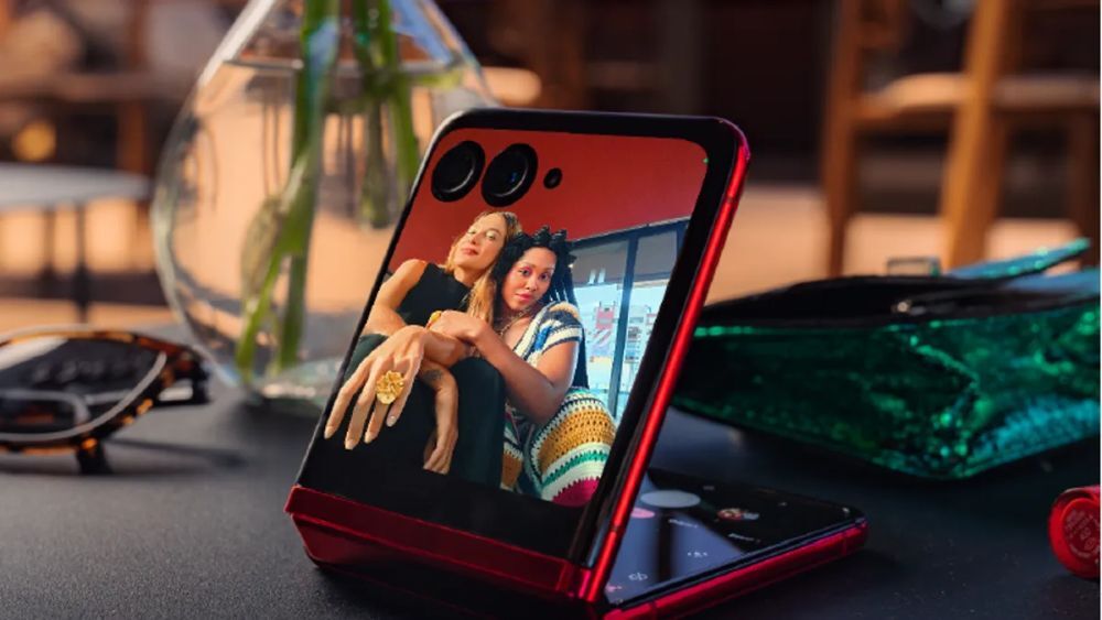 モトローラの「razr+」からスマホメーカー各社が学ぶべきこと - CNET Japan