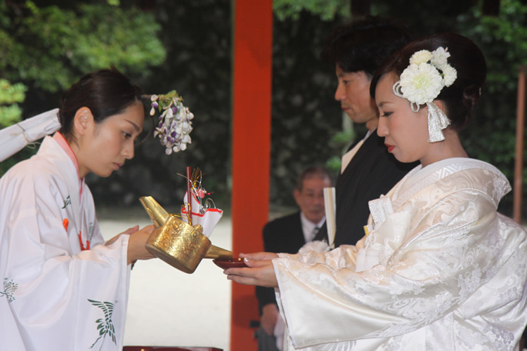 神社・寺院で結婚式をするなら三々九度へ