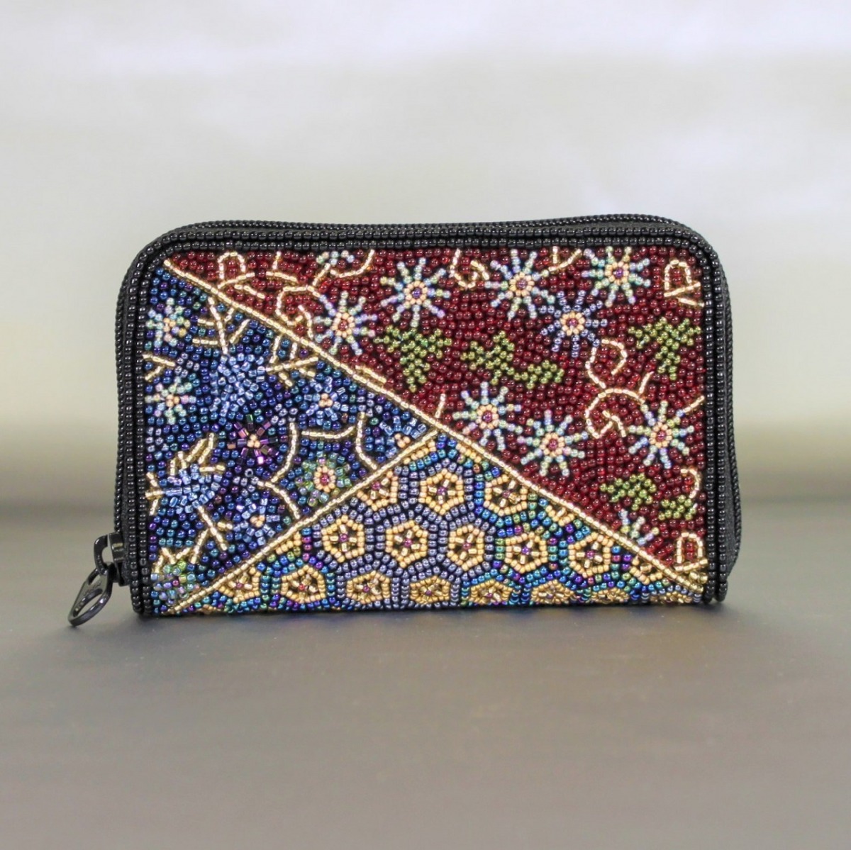 ラウンド小財布099赤帯柄ビーズ刺繍 - 柏ビーズ