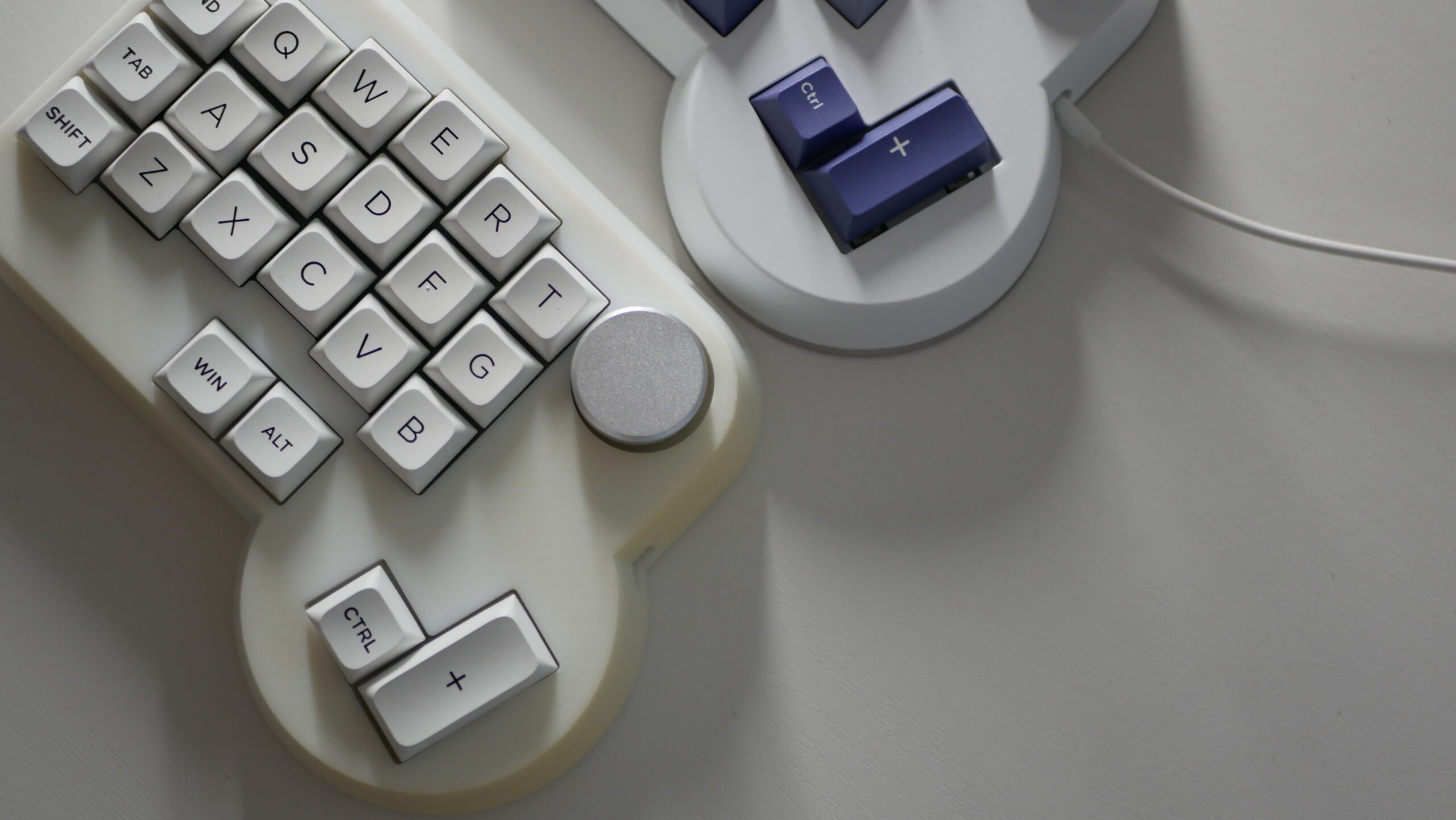 自作キーボード】分割型キーボードを再設計してLEDをつけて塗装して