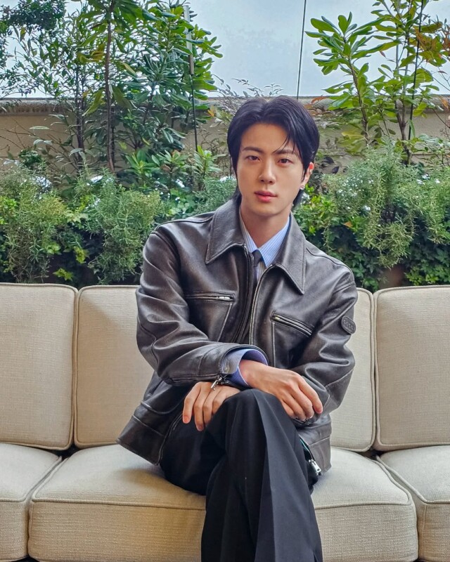 BTS」JIN、ネクタイにレザージャケットでダンディな魅力…座ってるだけ