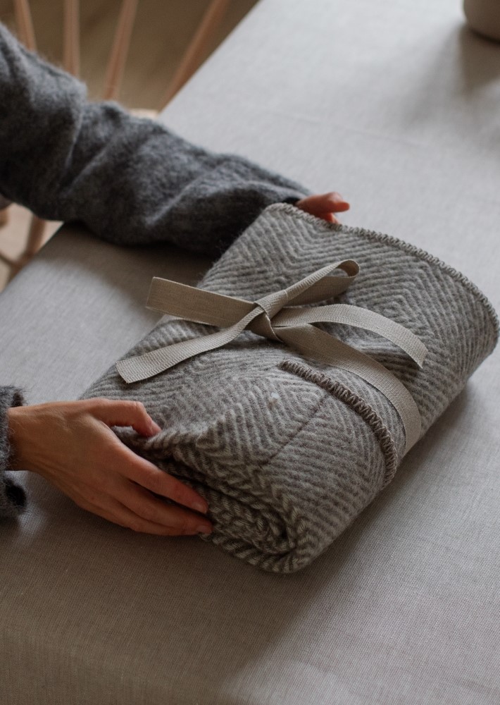 MARIA pocket shawl（grey-white） – LAPUAN KANKURIT（ラプアンカンクリ）