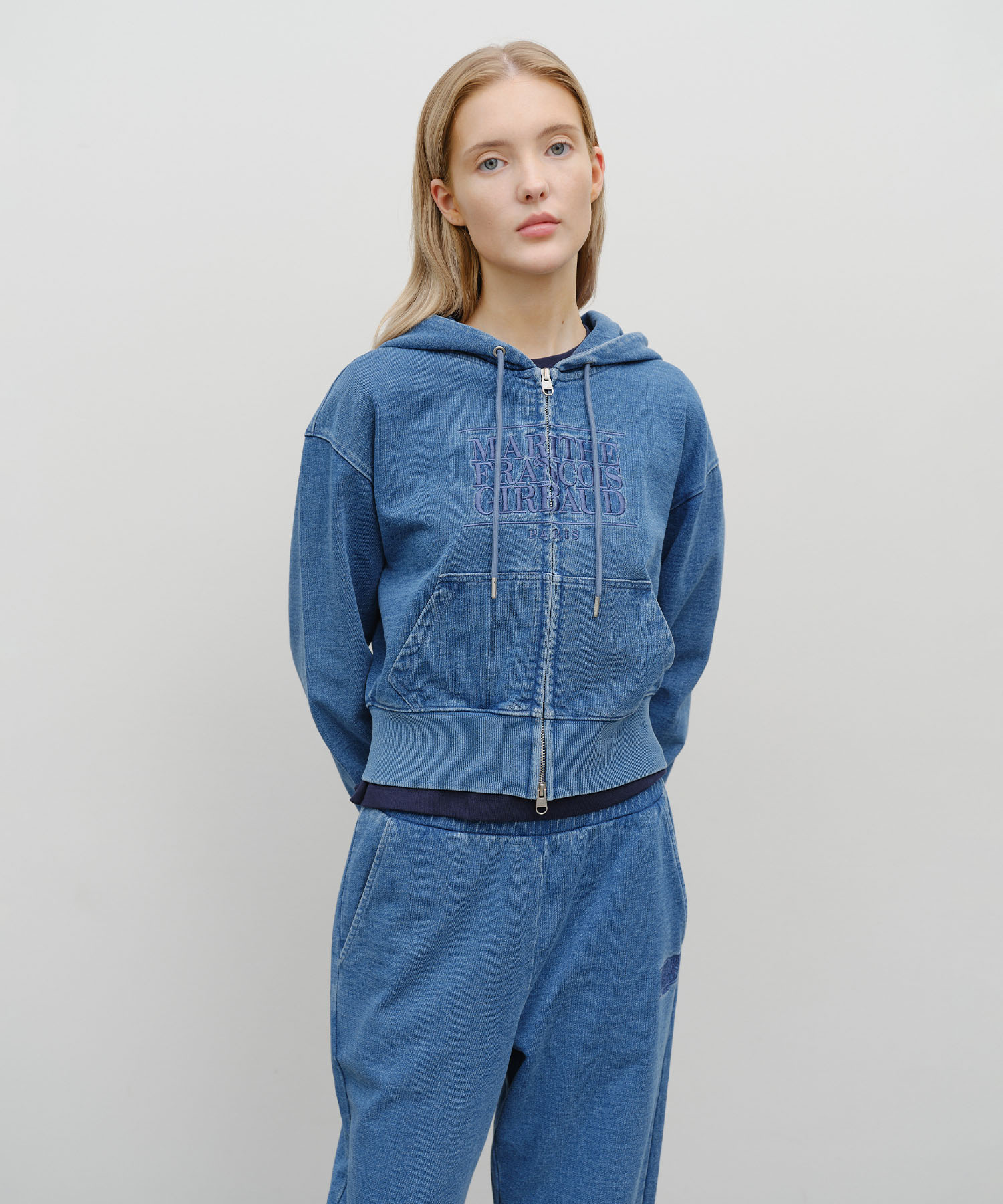 W EMBROIDERY CLASSIC LOGO CROP HOODIE ZIPUP blue - MARITHÉ+
