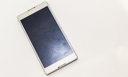 スマホの画面が割れたまま使っても大丈夫？ 対処方法もあわせて