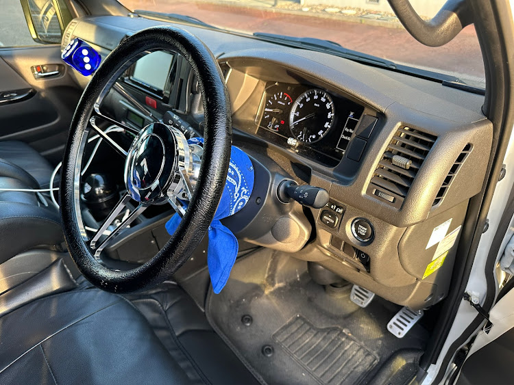 ハイエースバンのステアリング交換・ビレットに関するカスタム事例｜車