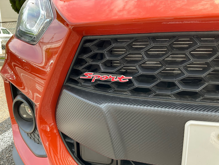 スイフトスポーツのZC33S・フロントグリルエンブレム・sportエンブレム