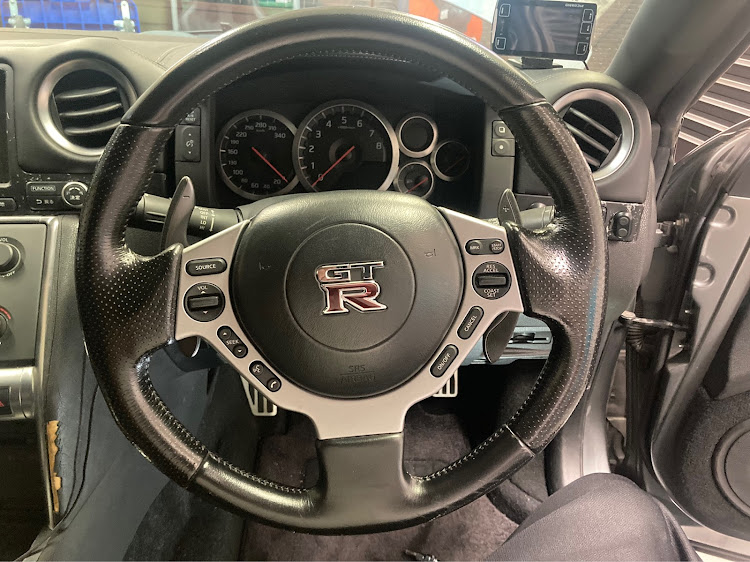 NISSAN GT-Rのジュラテック・パドルシフター・ステアリング交換・MOMO