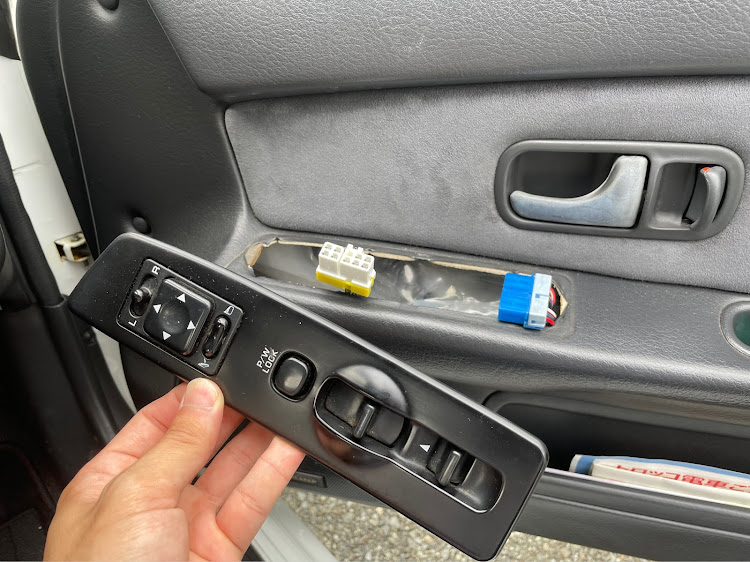 スカイライン GT-Rのパワーウインドウスイッチ・電球交換に関する
