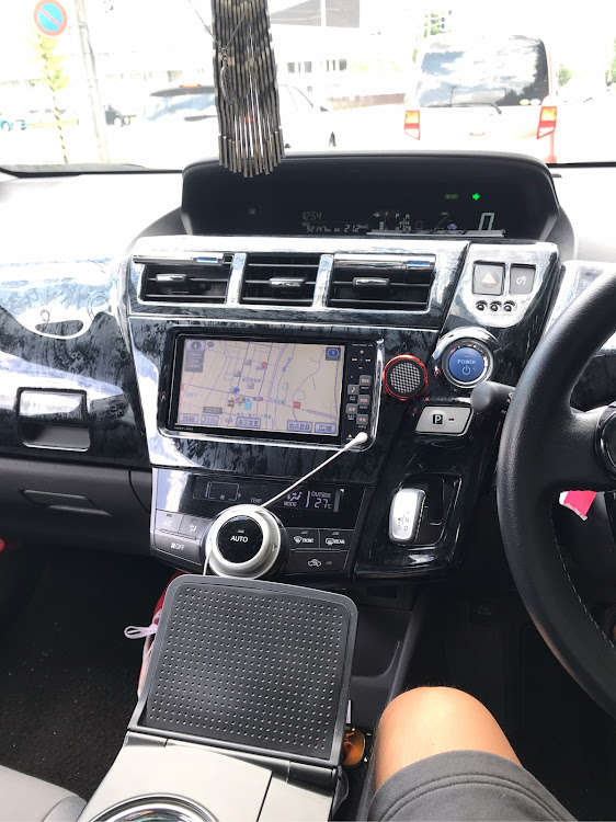 プリウスαのインテリアパネル・黒木目・DIYに関するカスタム事例｜車の