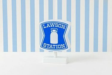 あの「ローソン」の看板がクッションに！？ ミニサイズの