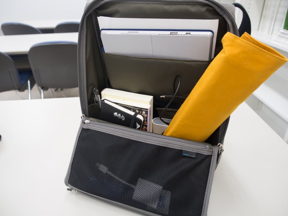 ひらくPCバッグmini」は体にフィットして荷物を軽く感じさせる新発明
