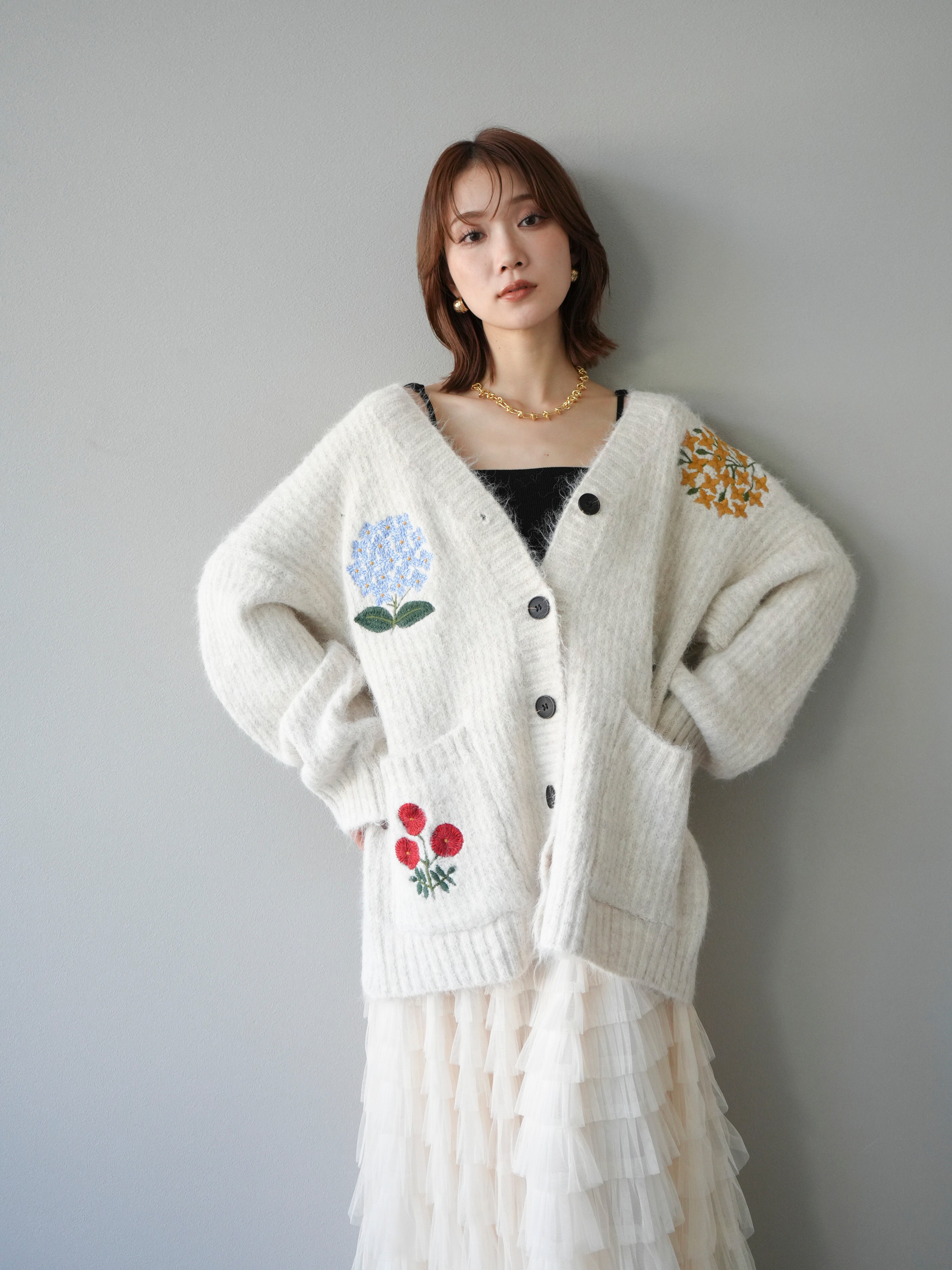 予約]フラワー刺繍Vネックオーバーニットカーディガン/アイボリー – Lumier