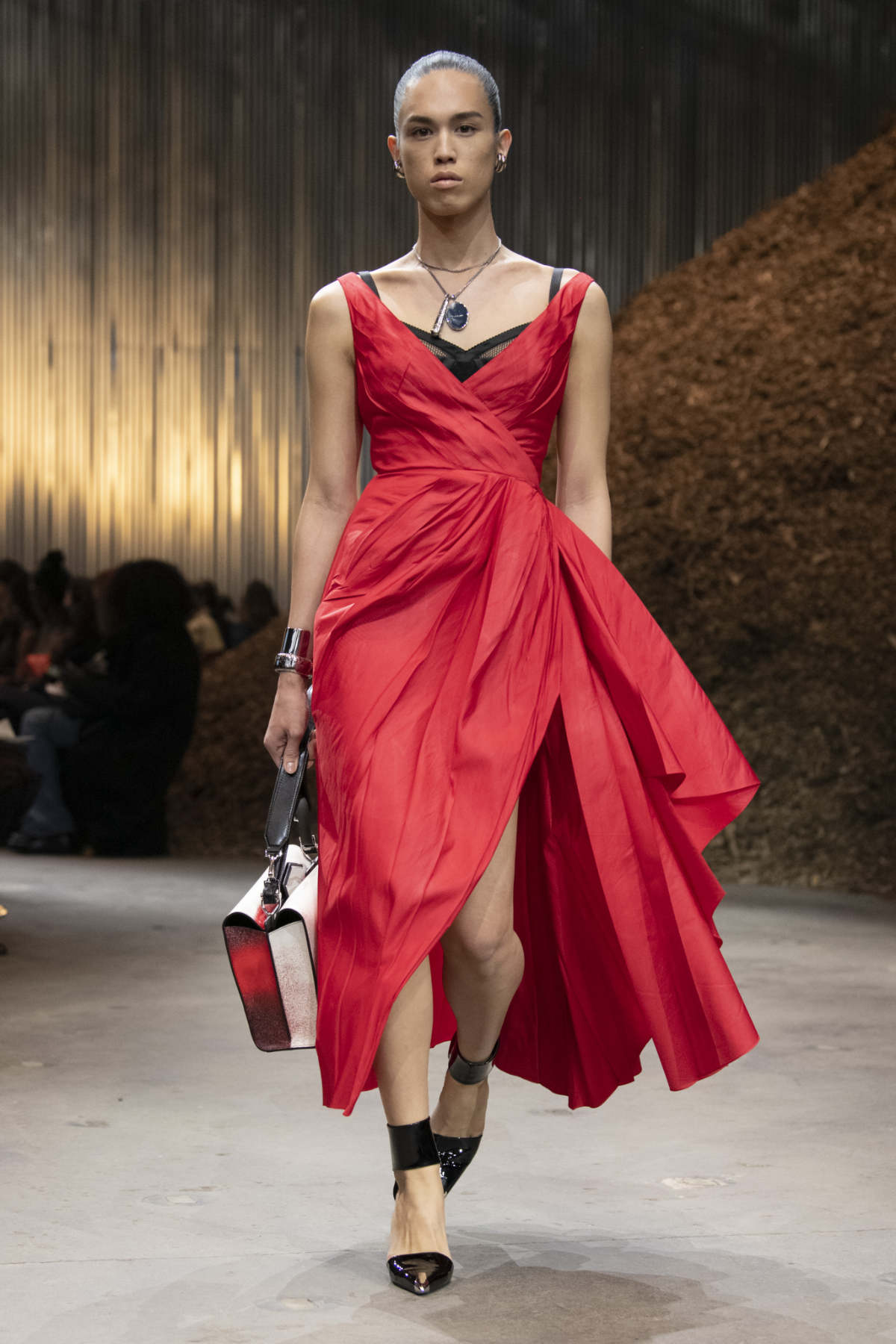 Alexander McQueen: Alexander McQueen Presents Its New Autumn