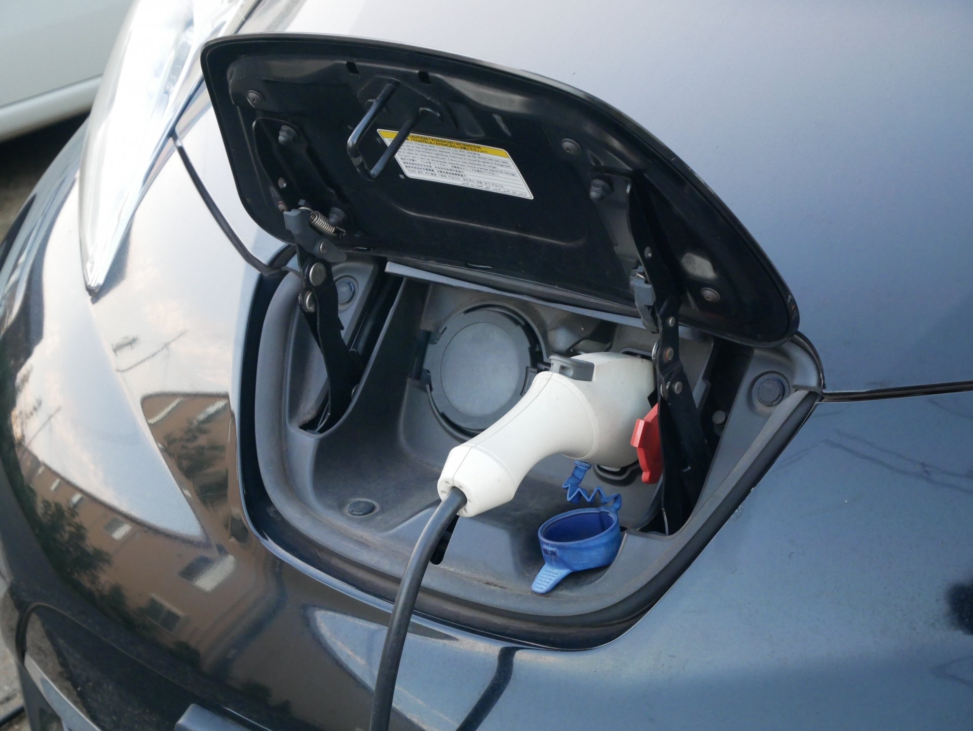 トヨタがテスラの急速充電規格を採用、どうなる国産「チャデモ