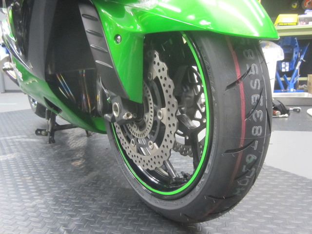 ZX-14Rのタイヤ交換は、当店一番人気の「S21」 - NAPS-ON マガジン