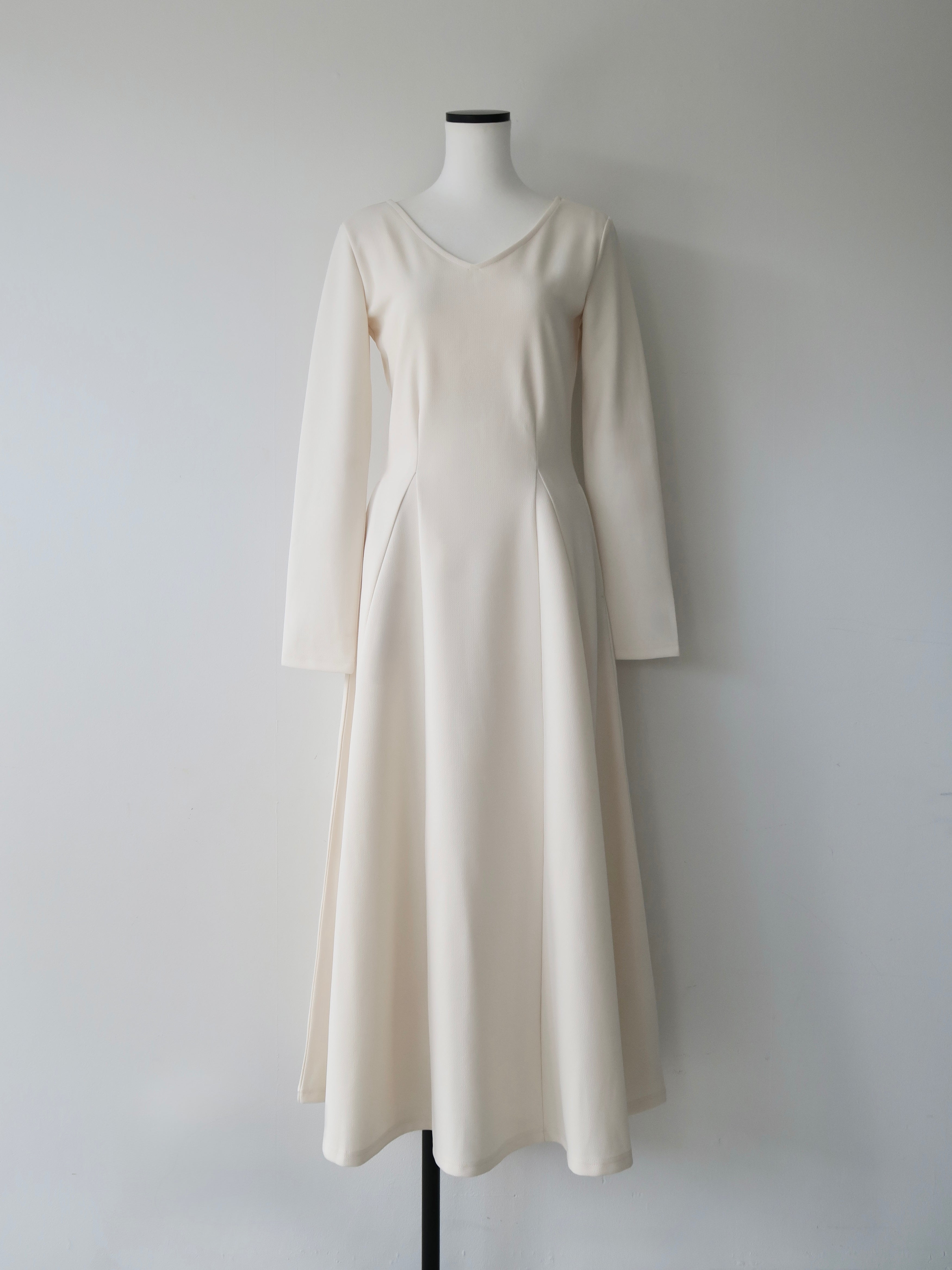 v silhouette dress – célon