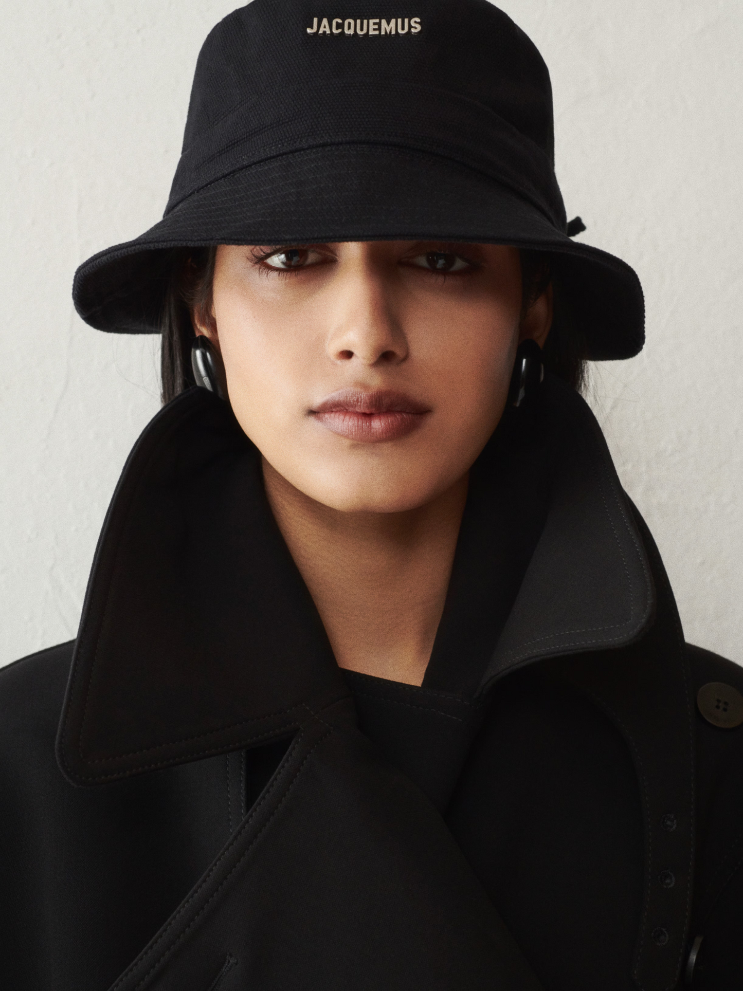 JACQUEMUS The Gadjo Bucket Hat Black – MAISONDEFASHION.COM