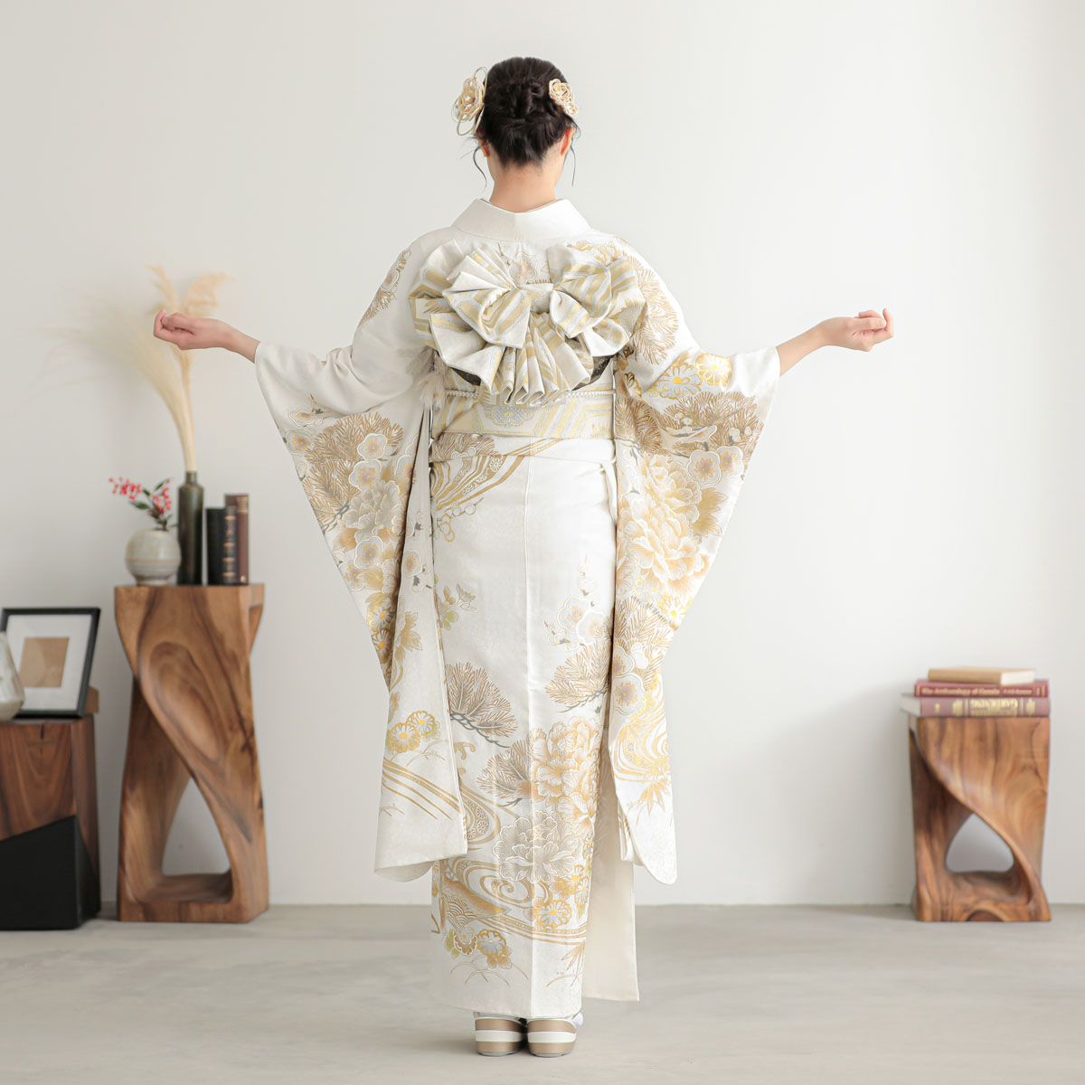 白金 牡丹に松竹梅（【振袖・袋帯・長襦袢のセット商品】） | FURISODE