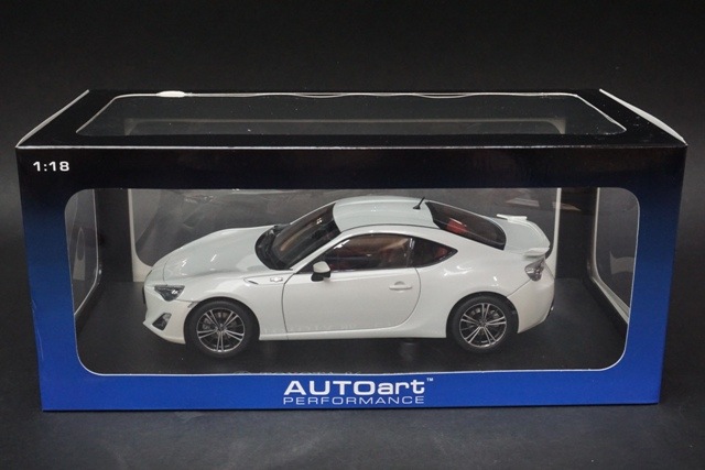 1/18 オートアート トヨタ 86 GTリミテッド サテンホワイトパール