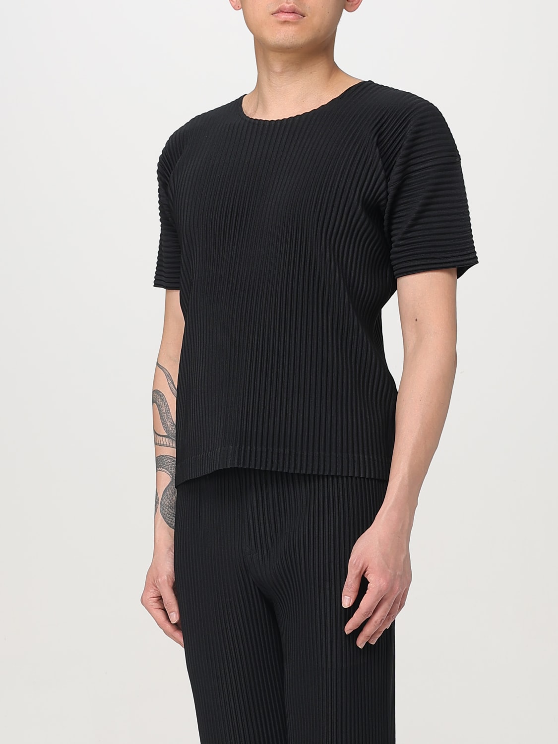 Homme Plisse' Issey Miyake T-shirt men - Black | HP56JK520