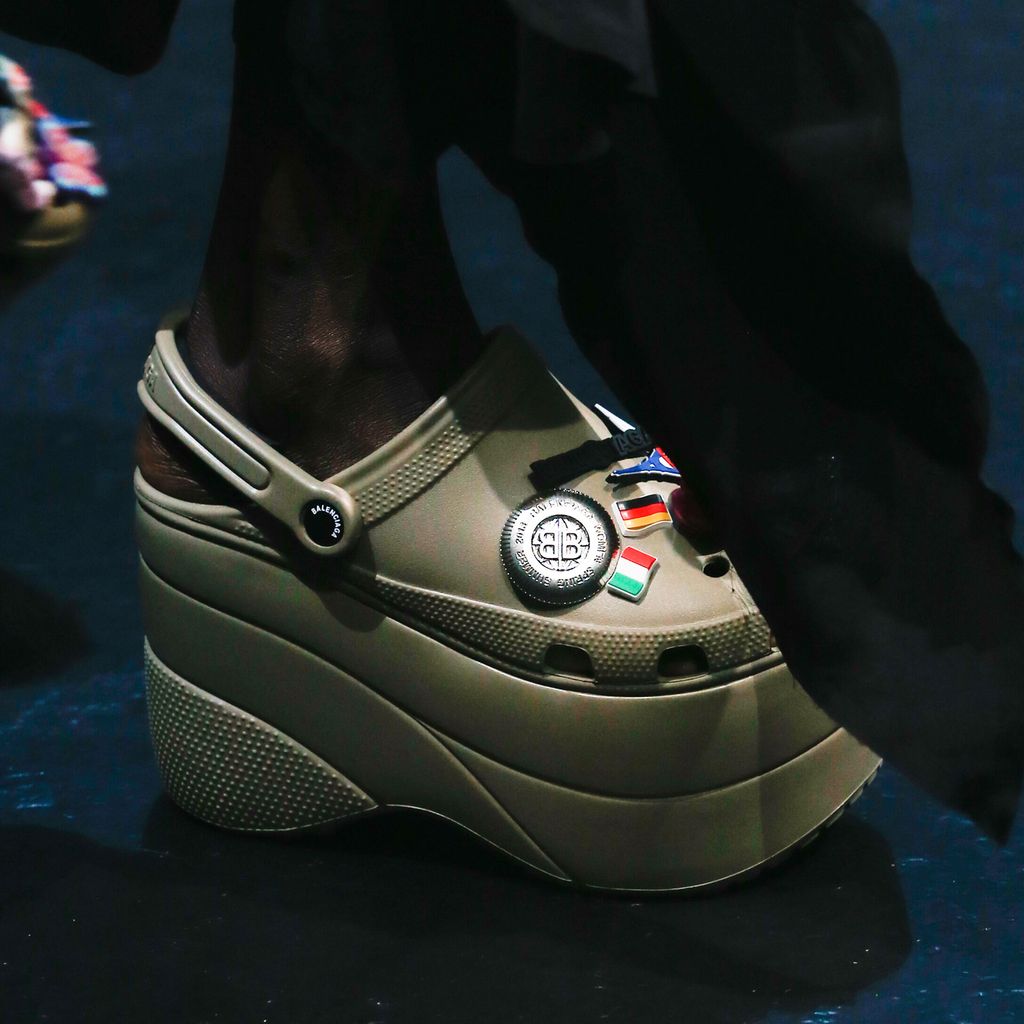 ギャラリー：バレンシアガの“厚底クロックス”が登場──コラボは