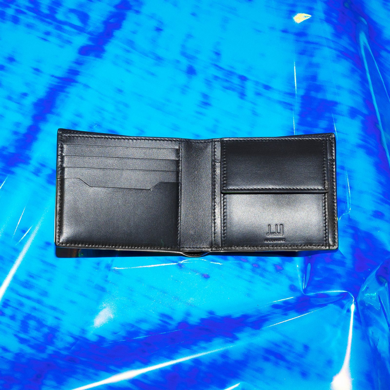 ダンヒルの黒き世界に注目せよ──特集「春を楽しむ“バッグと財布”を探