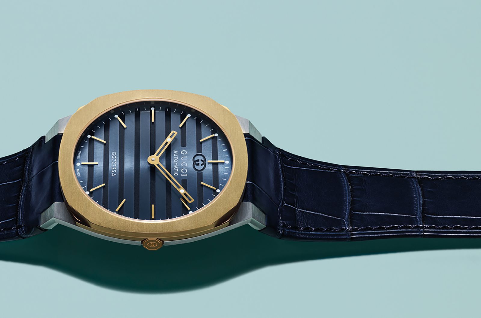 グッチの腕時計「GUCCI 25H」の新作は、ブルー文字盤とイエロー