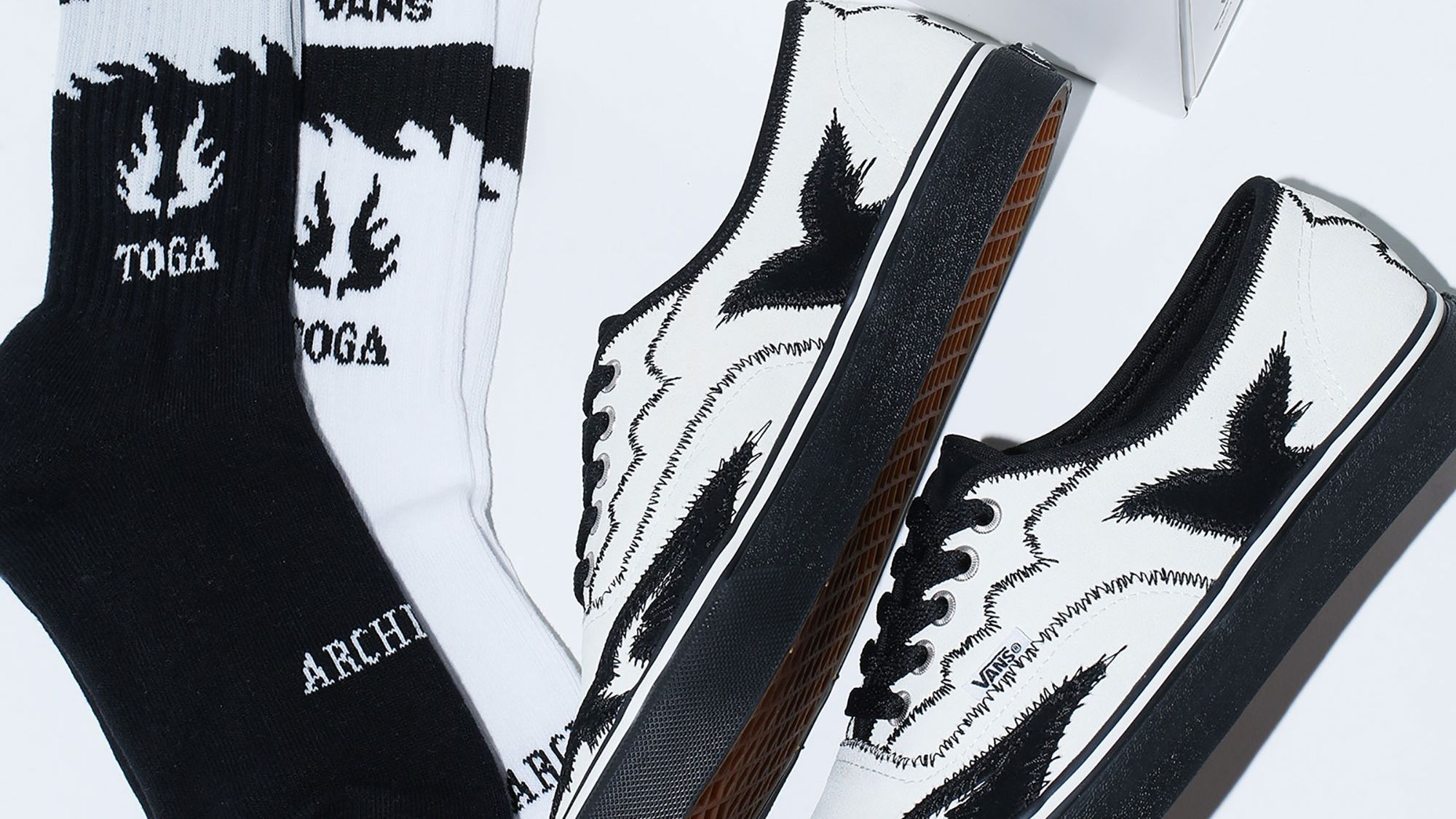 トーガ×VANSがふたたびコラボ！ スニーカーとスウェットの2アイテムを