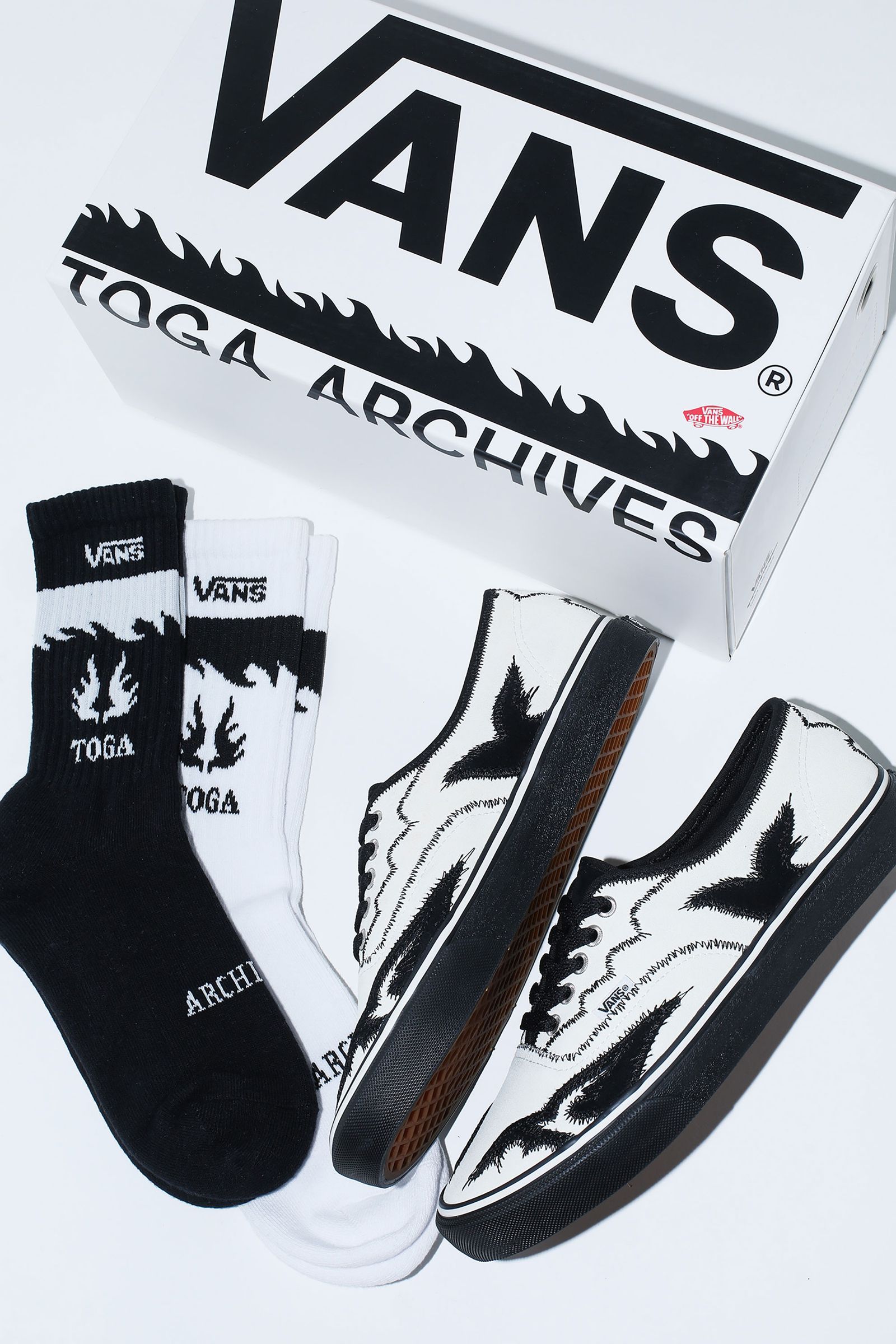 トーガ×VANSがふたたびコラボ！ スニーカーとスウェットの2アイテムを