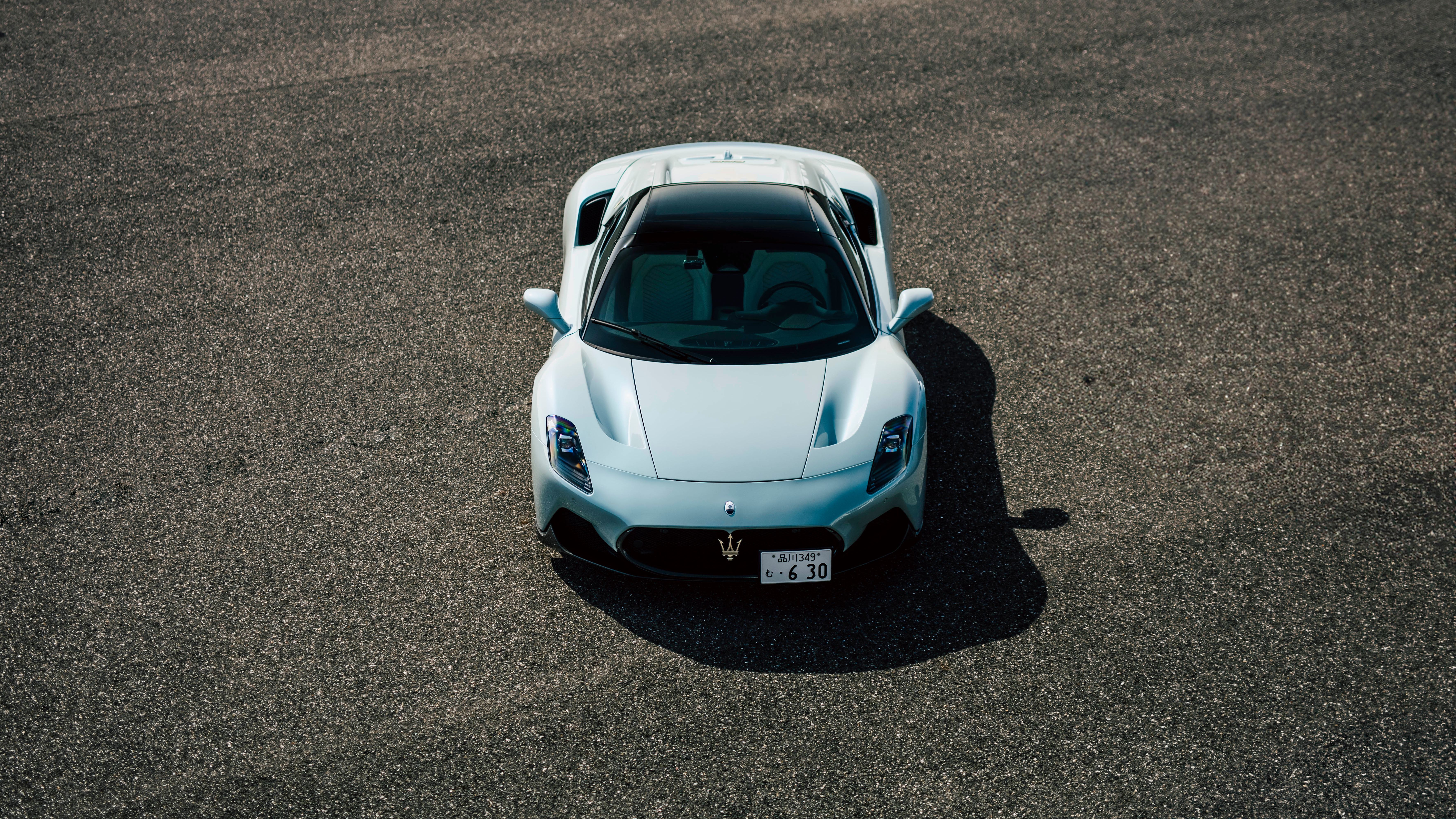 フェラーリとは違う──新型マセラティMC20チェロ試乗記 | GQ JAPAN