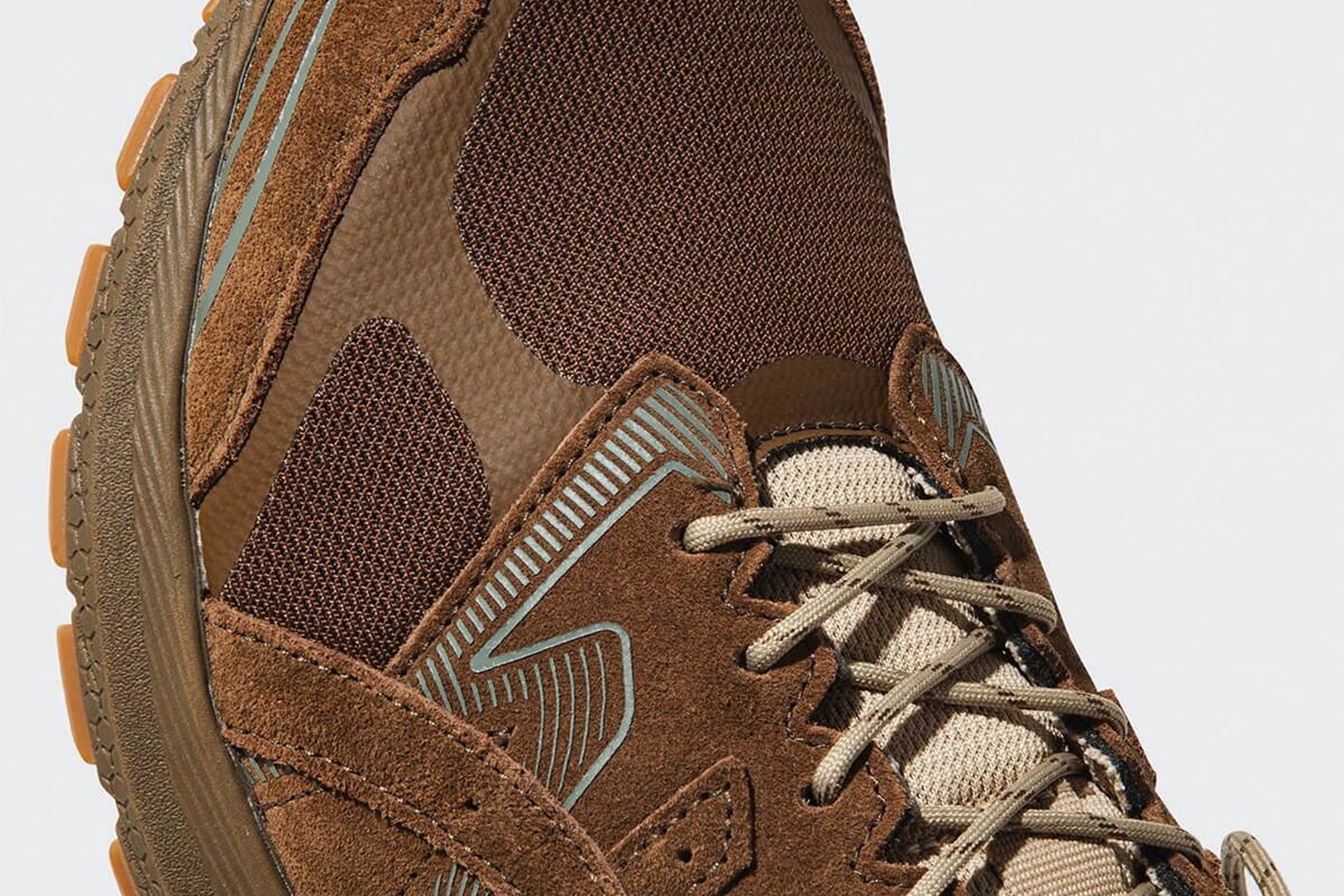 アシックス×ノンネイティブ「GEL-TERRAIN GTX」は、高級感漂うブラウン