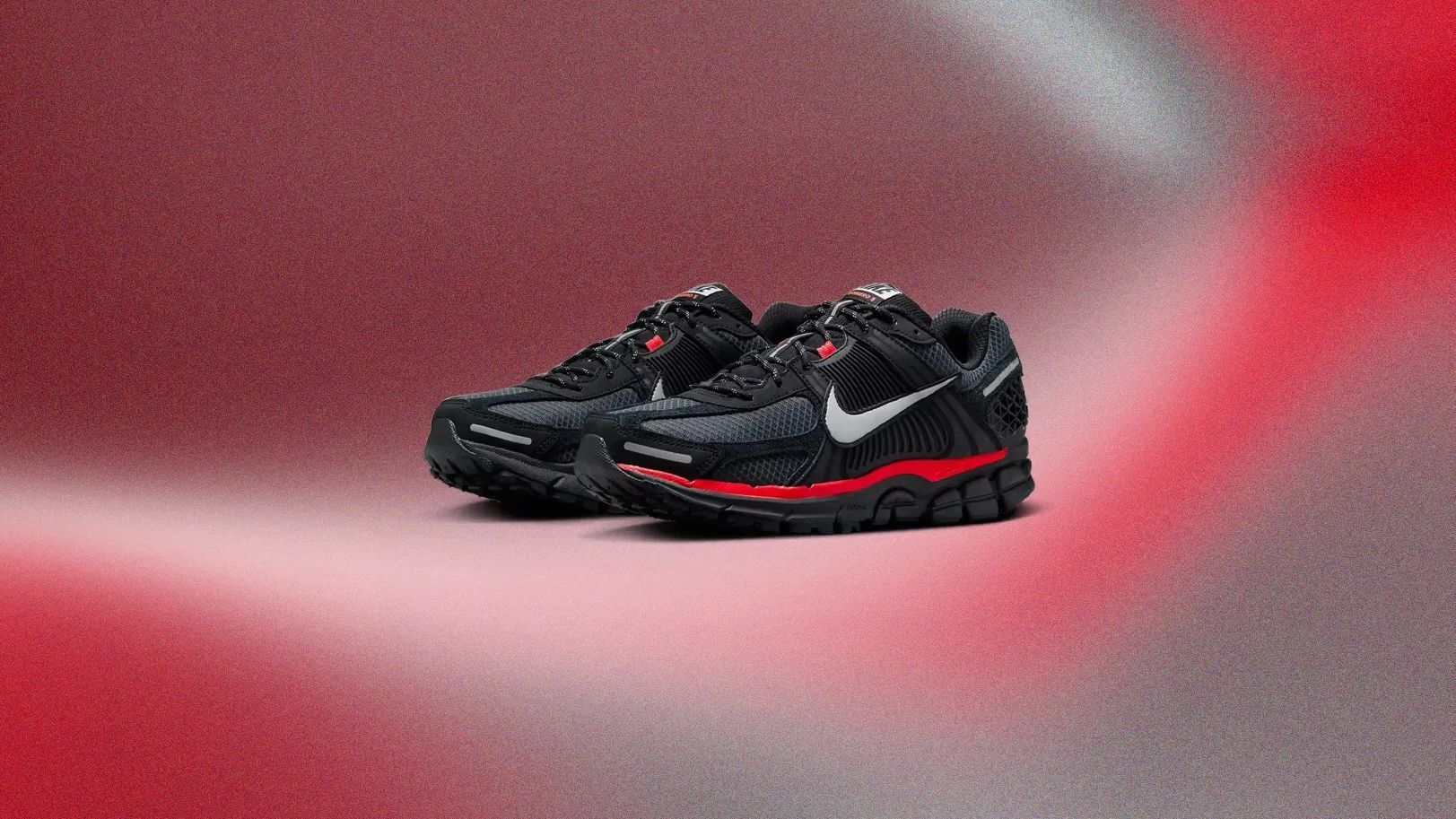 ナイキ「ズーム ボメロ 5 “Bred”」はブラック&レッドの定番カラー