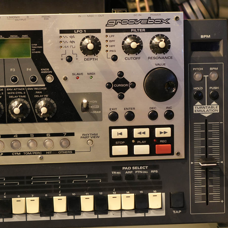 Roland MC-307 Groovebox - Used