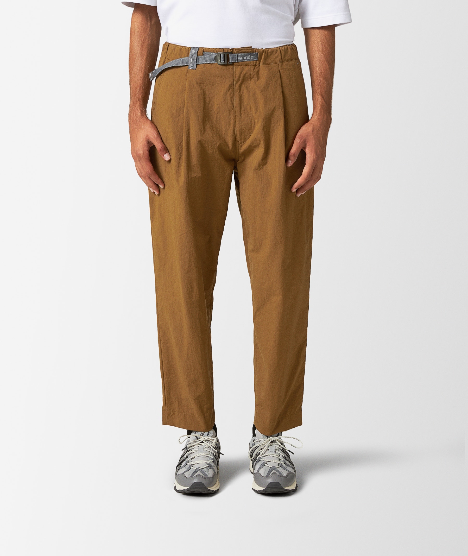 Brown and wander 81 Nylon Chino Tuck Tapered Pants | SVD