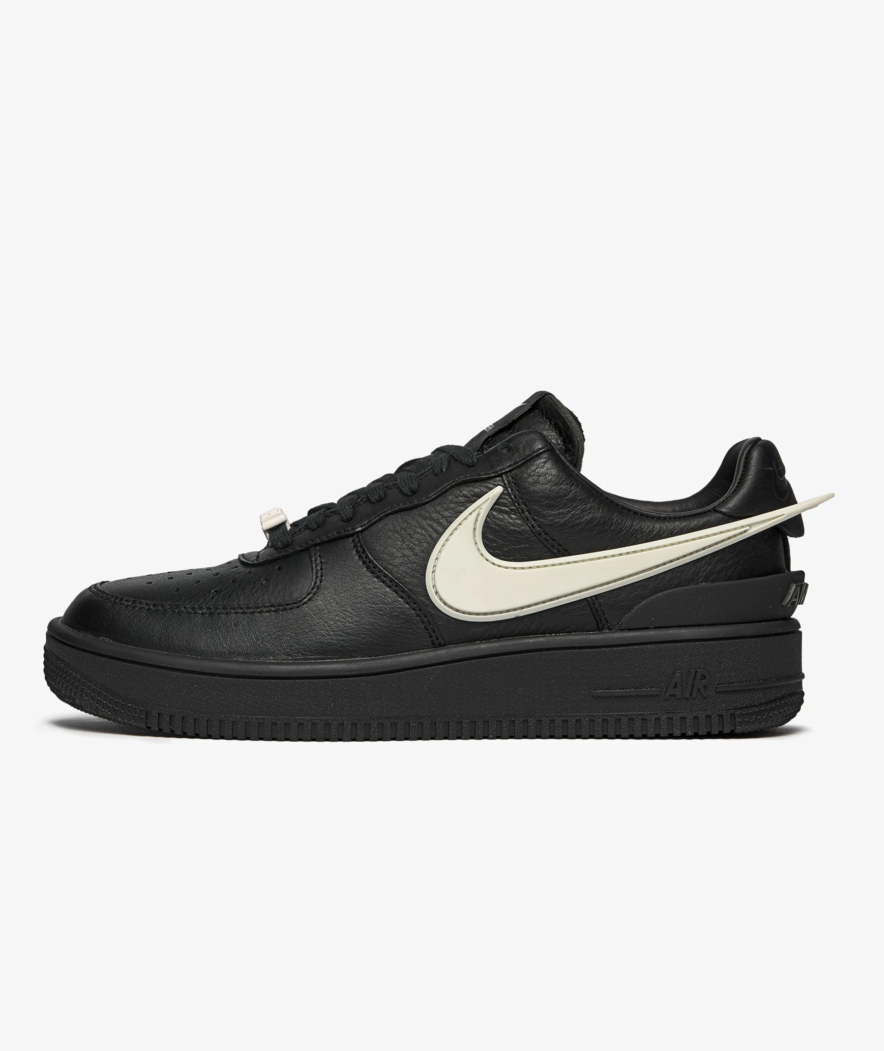 DV3464-001_sivasdescalzo-Nike-