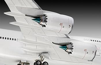 Amazon.com: Revell 03891, Boeing 747-8 Lufthansa New Livery, 1:144