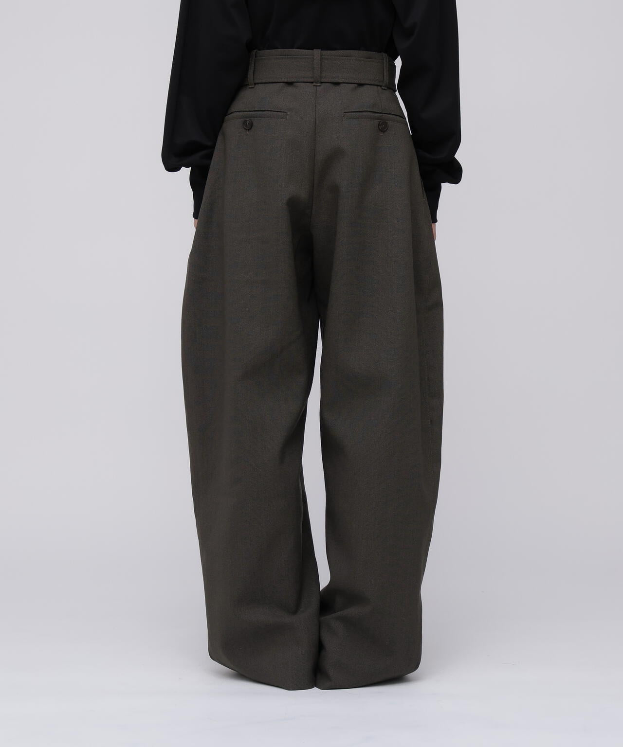 STUDIO NICHOLSON / GRAIN DE POUDRE BELTED ROUND LEG PANT | THE