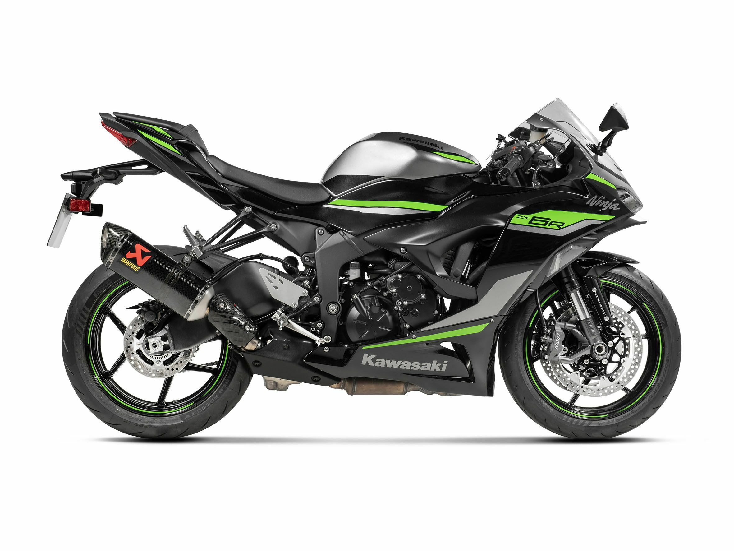 アクラポビッチ製のKAWASAKI ZX-6R (2009-2025)専用カーボンスリップ