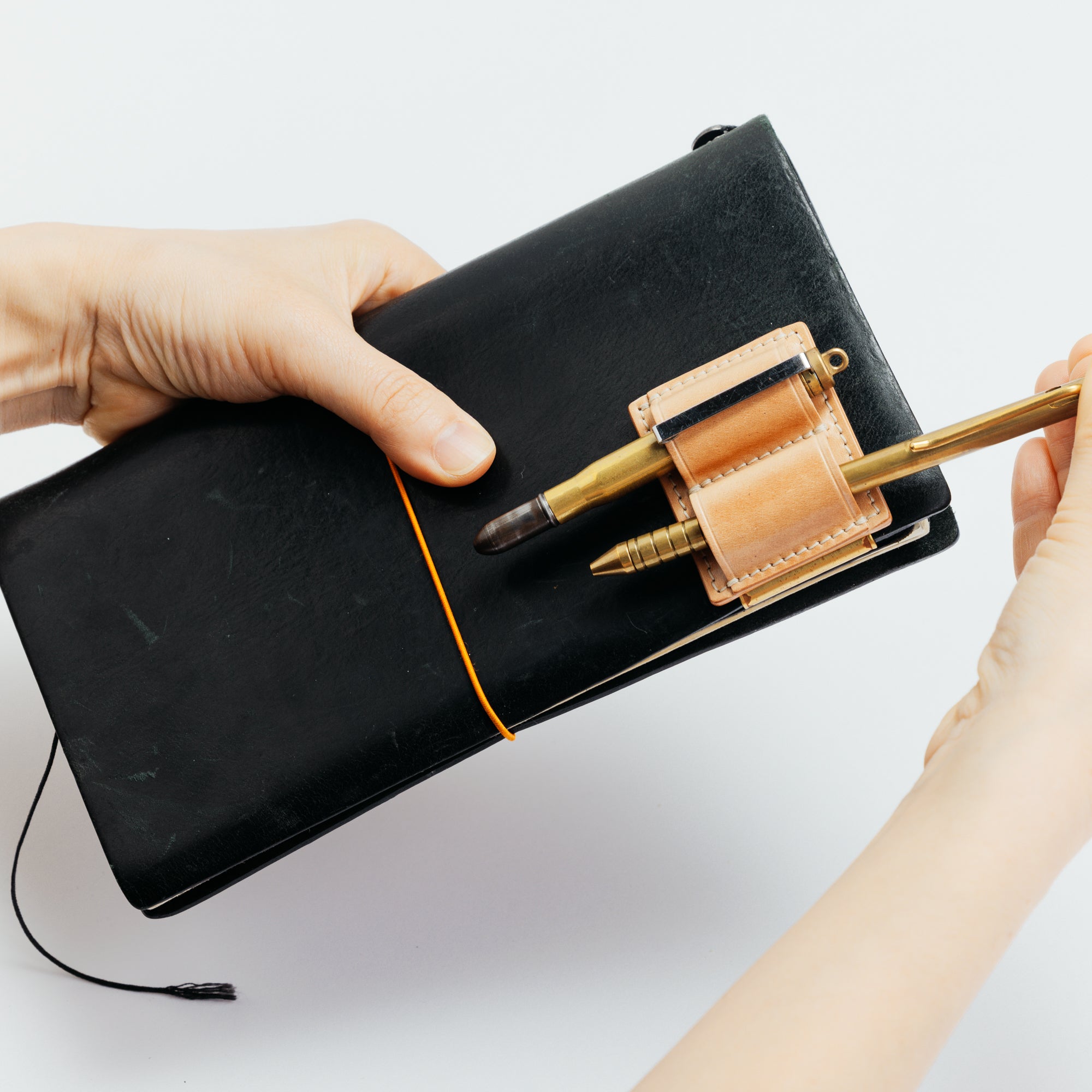 SL0572 cordovan clip pen holder